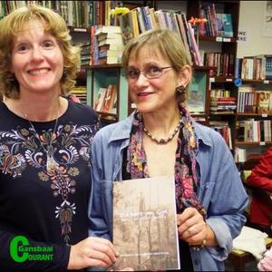 Die samestellers en redakteurs van die boek, â€œDie hart van God - Verhale van vroue in sendingâ€, dr Lisel Joubert (links) en Isabel Murray, tydens die bekendstelling van die boek in Gansbaai.