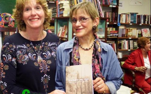 Die samestellers en redakteurs van die boek, â€œDie hart van God - Verhale van vroue in sendingâ€, dr Lisel Joubert (links) en Isabel Murray, tydens die bekendstelling van die boek in Gansbaai.