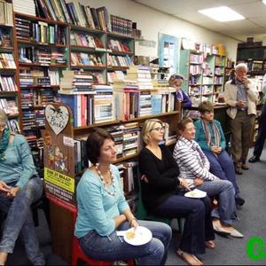 â€˜n Deel van die gaste tydens die bekendstelling van die boek, â€œDie hart van God - Verhale van vroue in sendingâ€, luister aandagtig na Isabel Murray se voorlesings uit die boek. 