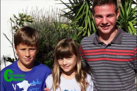 Pieter van der Merwe se 3 ALMSA musiekleerders, wat onlangs hul welver-diende sertifikate ontvang het, spog met Goue Ere-rolle en Teorie persen-tasies van hoÃ«r as 90%. Vlnr is Elmar van der Westhuizen (Graad 1 Teorie - 96% met â€˜n Goue Ererol; Kitaar Voorgraad 1 - 93% met â€˜n Goue Ererol), Elmar se suster, Cara van der Westhuizen (Graad 1 Teorie - 95% met â€˜n Ererol; Klavier Voorgraad 1 - 93% met â€˜n Goue Ererol) en die ervare Tiaan le Roux Boshoff (Sang Graad 6 - 90% met â€˜n Ererol).