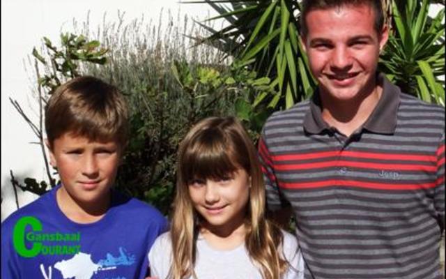 Pieter van der Merwe se 3 ALMSA musiekleerders, wat onlangs hul welver-diende sertifikate ontvang het, spog met Goue Ere-rolle en Teorie persen-tasies van hoÃ«r as 90%. Vlnr is Elmar van der Westhuizen (Graad 1 Teorie - 96% met â€˜n Goue Ererol; Kitaar Voorgraad 1 - 93% met â€˜n Goue Ererol), Elmar se suster, Cara van der Westhuizen (Graad 1 Teorie - 95% met â€˜n Ererol; Klavier Voorgraad 1 - 93% met â€˜n Goue Ererol) en die ervare Tiaan le Roux Boshoff (Sang Graad 6 - 90% met â€˜n Ererol).