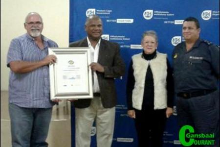 Franskraal Buurtwag spog met â€˜n akkreditasie-sertifikaat wat hulle onlangs ontvang het.  Die seremonie op 28 April, het in Struisbaai plaasgevind waartydens minister Dan Plato namens die Wes-Kaapse Provinsiale Regering aan die buurtwagte van Grabouw tot in Struisbaai die sertifikaatplegtigheid waargeneem het. Vlnr is John Galvin, ('n Buurtwaglid) wat die sertifikaat namens Franskraal Buurtwag van minister Dan Plato in ontvangs geneem het. Langs hulle staan Lucille Mangiagalli (PolisiÃ«ringsforum) en Brig Heilbron.