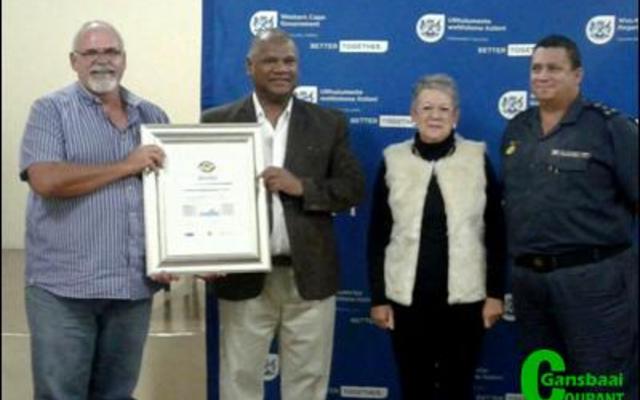 Franskraal Buurtwag spog met â€˜n akkreditasie-sertifikaat wat hulle onlangs ontvang het.  Die seremonie op 28 April, het in Struisbaai plaasgevind waartydens minister Dan Plato namens die Wes-Kaapse Provinsiale Regering aan die buurtwagte van Grabouw tot in Struisbaai die sertifikaatplegtigheid waargeneem het. Vlnr is John Galvin, ('n Buurtwaglid) wat die sertifikaat namens Franskraal Buurtwag van minister Dan Plato in ontvangs geneem het. Langs hulle staan Lucille Mangiagalli (PolisiÃ«ringsforum) en Brig Heilbron.