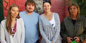 Die pragtige rooi geverfde fonteintjie by Tuscany maak dit â€˜n gewilde bymekaarkomplek in die dorp. Sinta de Pauw (regs) geniet die vakansiedag saam met haar dogter, Elizna, JD van der Westhuizen  haar skoonseun en Andrea, haar jongste dogter.