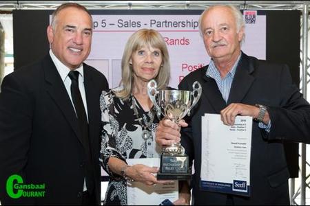  Seef Country / Pearly Beach se wenners in die kategorie: Vennootskap van 2-eenhede, Nelia Muller (middel) en Dave Kunneke (regs), saam met Samuel Seeff, voorsitter: Seeff Suid-Afrika.