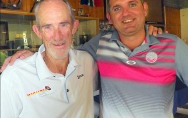 Die 2-Bal Samespel Stablefordkompetisie se gedugte wenners, AndrÃ© Roos (links) en Pieter Loubser.