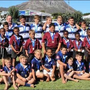 Die trotse wenners tydens die 7â€™s Rugbydag by Laerskool Gansbaai was die o/9â€™s en o/13â€™s van Laerskool Gansbaai en die o/11â€™s van Laerskool Okkie Smuts.