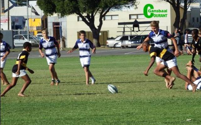 â€˜n Oomblik van aksie, waarvan die dag oorlaai was, tydens die 7â€™s Rugbydag by Laerskool Gansbaai.