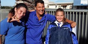 Van die getroue â€˜hekwagteâ€™ wat die skoolhek beman en programme verkoop  tydens groot sportdae by Laerskool Gansbaai, word maklik oorgesien, maar sonder hulle vriendelike hulp kan â€˜n sportdag nie aangebied word nie. Dankie vir julle bydrae tot sportdae. Van links glimlag  Leandra Theart, Henrique Lourens en Rianka Slabber â€“ al drie is 12 jaar oud en in graad 6.