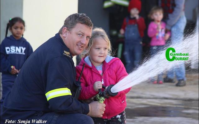 Gansbaai se nuut bevorderde senior brandweerman, Gallie Badenhorst het Woensdagoggend vir die kleuters van Kleine Gansies gewys hoeveel krag â€˜n mens moet hÃª om â€˜n brandslang vas te hou.  Die 5-jarige Layla Wessels kry dit sowaar reg.  