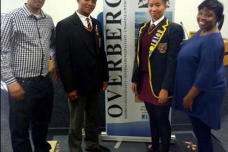 Gansbaai Academia se onderhoofdogter, Amy Wolhuter (3de van links) staan hier by vlnr Wilton Phillips (mentor), Sfiso Gede (Lid van Gansbaai Academia se Raad van Leerders) en Patricia Zali (mentor) tydens die FEDSAS beraad in Bredasdorp.