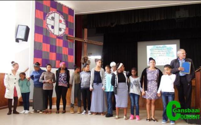 Die Herberg Kindershuis se dogters lewer â€˜n sangitem tydens die Erediens onder leiding van Floors en MariÃ© Avenant.