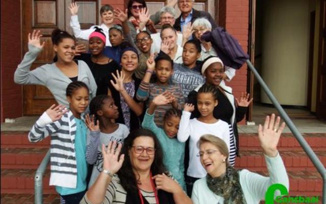 Die groep dogters van die Herberg Kinderhuis in Robertson na afloop van die Erediens in die NG Kerkgebou. Voor is Bettie Thomas (Huismoeder) en Babsie Greyling (Organiseerder), met van die vrywilligers agter die dogters.