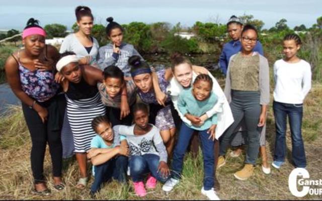 Huis E se dogters is hier in â€˜n ontspanne luim by Groeneweide se plaasdam.