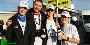 Vier van die amptelike Pikkewynstappers staan gereed met hul plakkaat om te begin stap. Vlnr Martine, Martin, Lisel en Frieda.