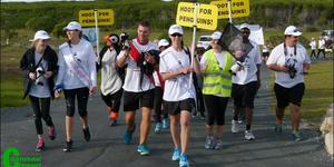 â€œLaat die pret begin!â€ met die amptelike Pikkewynstappers voor, waar die staptog by die African Penguin and Seabird Sanctuary in Kleinbaai begin het.