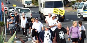 Gansbaai-ondersteuners het heel â€œfrisâ€ by Gansbaai se eindpunt opgedaag, waar afskeid van die amptelike pikkewynstappers geneem is.