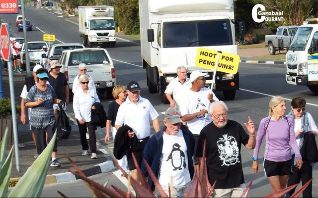 Gansbaai-ondersteuners het heel â€œfrisâ€ by Gansbaai se eindpunt opgedaag, waar afskeid van die amptelike pikkewynstappers geneem is.