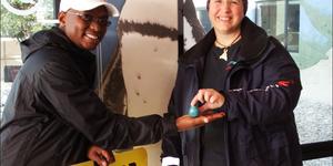 Meredith Thornton van Dyer Eiland Bewaringstrust oorhandig die tradisionele Afrika pikkewyneier aan Siya Mafunda van die Boulders Pikkewynkolonie by Simonstad. Die seremonie dien as â€œHoop vir die Afrika pikkewynâ€.