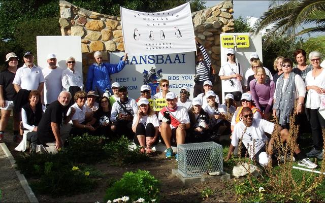 â€˜n Deel van die Gansbaai ondersteuners neem finaal afskeid van die amptelike pikkewynstappers.