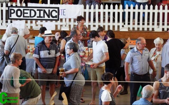 Die gewilde poedingtafel se egte basaarpoedings en koekstruif was binne â€˜n ommesientjie uitverkoop.