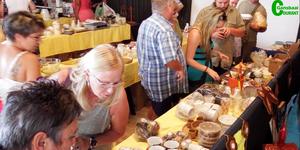 Die Wit Olifanttafel is jaarliks â€˜n groot aantrekkingskrag en regs was spotgoedkoop 2de handse boeke beskikbaar.