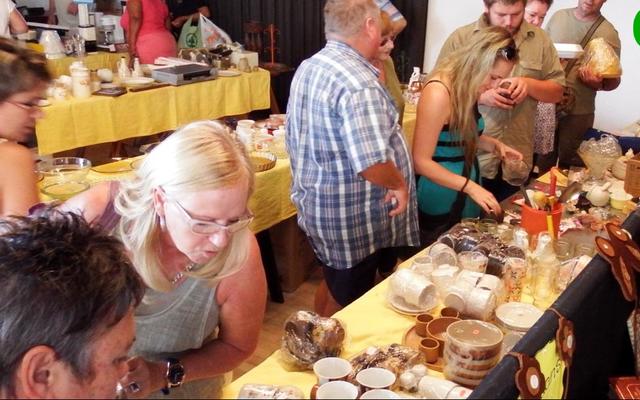 Die Wit Olifanttafel is jaarliks â€˜n groot aantrekkingskrag en regs was spotgoedkoop 2de handse boeke beskikbaar.