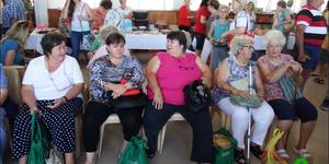 â€œNee-wat, nou is ons moeg geloop, moeg geÃ«et en moeg gedrink, dis nou tyd om bietjie te rus!â€ Vlnr Petronella Burger, Adri Haywood, Lilly Otto, Pearlie Lindholm en Doris Kotze. Petronella en Lilly was tydens Gansbaai Courant se nood met die sortering van koerantblaaie twee ware staatmakers. 