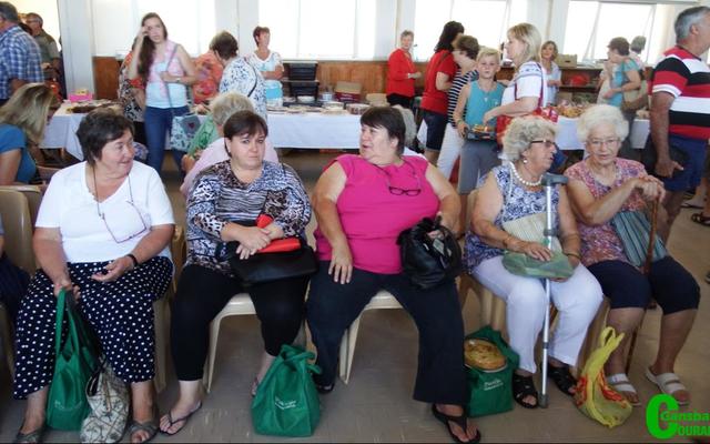 â€œNee-wat, nou is ons moeg geloop, moeg geÃ«et en moeg gedrink, dis nou tyd om bietjie te rus!â€ Vlnr Petronella Burger, Adri Haywood, Lilly Otto, Pearlie Lindholm en Doris Kotze. Petronella en Lilly was tydens Gansbaai Courant se nood met die sortering van koerantblaaie twee ware staatmakers. 