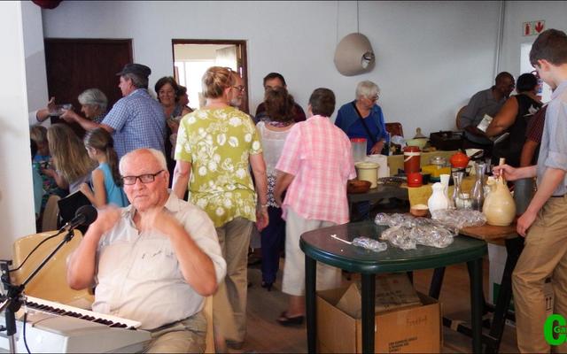 â€˜n Basaar sal nooit dieselfde wees sonder die vrolike sang en musiek van staatmaker Eddie Barnard se â€œOne Man Bandâ€ nie.