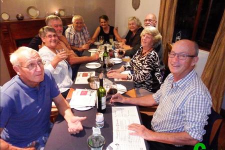 Vlnr om die â€œuiteetâ€-tafel verlede week by Pietaâ€™s Restaurant & Coffee Shop, is Lourens en Helena Venter, John Swart, Dirk en Alta van der Westhuizen, Irene en Hennie Botha en Alta en Jas van Niekerk.