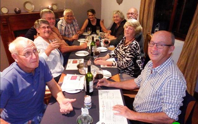 Vlnr om die â€œuiteetâ€-tafel verlede week by Pietaâ€™s Restaurant & Coffee Shop, is Lourens en Helena Venter, John Swart, Dirk en Alta van der Westhuizen, Irene en Hennie Botha en Alta en Jas van Niekerk.