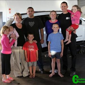 Sonja en Tony Walker vn Walkerbay Engineering (links) met hulle jongspan Anja (8), Jano (5) en Jana (8 weke) het hierdie week die Snyman-gesin in Gansbaai verwelkom. Aileen en Riaan staan regs met die 3-jarige Ariana op sy arm en die 9-jarige Sebastian (voor). Riaan vestig sy auto-elektriese besigheid as deel van Walkerbay Engineering in dieselfde perseel.  Aileen is â€˜n welvaartskepper, besigheidsraadgewer en gesondheidskonsultant.