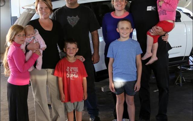 Sonja en Tony Walker vn Walkerbay Engineering (links) met hulle jongspan Anja (8), Jano (5) en Jana (8 weke) het hierdie week die Snyman-gesin in Gansbaai verwelkom. Aileen en Riaan staan regs met die 3-jarige Ariana op sy arm en die 9-jarige Sebastian (voor). Riaan vestig sy auto-elektriese besigheid as deel van Walkerbay Engineering in dieselfde perseel.  Aileen is â€˜n welvaartskepper, besigheidsraadgewer en gesondheidskonsultant.