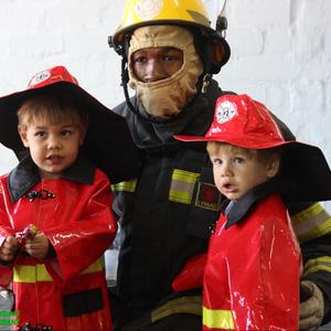 Sonja Walker is bekend as Gansbaai se mamma met die kamera om die nek.  Sonja het Woensdagoggend hierdie fotoâ€™s van kleuters by die plaaslike brandweerstasie geneem.  Die twee Buhr-boeties, Wilhelm en Heinrich was baie verbaas oor alles wat om hulle gebeur.