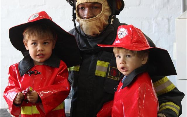 Sonja Walker is bekend as Gansbaai se mamma met die kamera om die nek.  Sonja het Woensdagoggend hierdie fotoâ€™s van kleuters by die plaaslike brandweerstasie geneem.  Die twee Buhr-boeties, Wilhelm en Heinrich was baie verbaas oor alles wat om hulle gebeur.