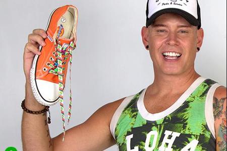 Sanger, Snotkop sÃª: "Dra jou Tekkies op Vrydag, 26 Mei 2017 en koop â€˜n plakkertjie vir R10 om jou deelname te toon." Belangriker as dit, laat jou voete (tekkies) jou na â€˜n liefdadigheidsorganisasie dra waar jou hart is. Dra dan by tot die groot nood rondom jou, met onder andere skenkings van nie-bederfbare kruideniersware of klere. Nasionale Tekkiedag is reeds vir die afgelope 4 jaar deel van die Suid-Afrikaanse kalender en tot op hede is sowat R22m op grondvlak al ingesamel.