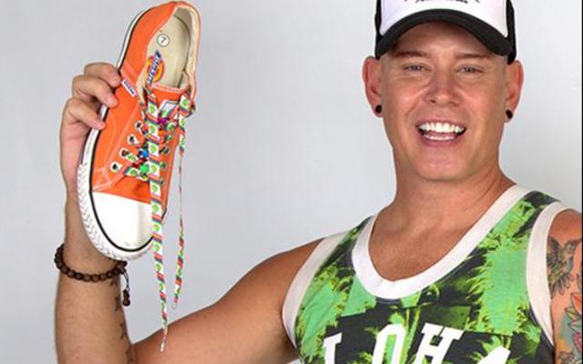 Sanger, Snotkop sÃª: "Dra jou Tekkies op Vrydag, 26 Mei 2017 en koop â€˜n plakkertjie vir R10 om jou deelname te toon." Belangriker as dit, laat jou voete (tekkies) jou na â€˜n liefdadigheidsorganisasie dra waar jou hart is. Dra dan by tot die groot nood rondom jou, met onder andere skenkings van nie-bederfbare kruideniersware of klere. Nasionale Tekkiedag is reeds vir die afgelope 4 jaar deel van die Suid-Afrikaanse kalender en tot op hede is sowat R22m op grondvlak al ingesamel.