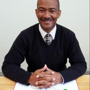 â€˜n Tevrede Tommy Volkwyn, Gansbaai PrimÃªr se skoolhoof, agter sy lessenaar by Masakhane Primary School waar hy tot die einde van die jaar die pos van waarnemende skoolhoof sal vul. Na die aanstelling van â€˜n permanente skoolhoof sal hy weer na Gansbaai PrimÃªr as skoolhoof terugkeer.