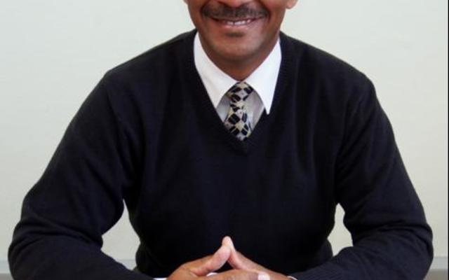 â€˜n Tevrede Tommy Volkwyn, Gansbaai PrimÃªr se skoolhoof, agter sy lessenaar by Masakhane Primary School waar hy tot die einde van die jaar die pos van waarnemende skoolhoof sal vul. Na die aanstelling van â€˜n permanente skoolhoof sal hy weer na Gansbaai PrimÃªr as skoolhoof terugkeer.