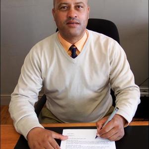 Neil Pedro, adjunkhoof van Gansbaai PrimÃªr, sal tydens die huidige skoolhoof, Tommy Volkwyn, se afwesigheid die pos van waarnemende skoolhoof volstaan.