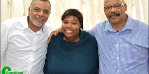 Links is Abduragmaan Adams, of te wel Ian October van Suidooster-faam en ook eregas tydens Gansbaai Academia se Cultivaria-aand, saam met die organiseerder, Patricia Zali (skeppende kunste en opvoeder) en Tommy Wilson (skoolhoof).