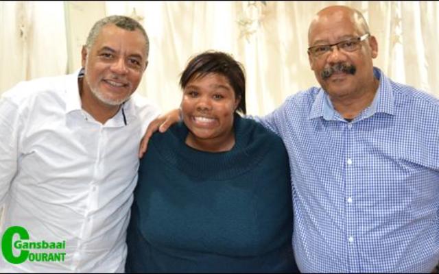 Links is Abduragmaan Adams, of te wel Ian October van Suidooster-faam en ook eregas tydens Gansbaai Academia se Cultivaria-aand, saam met die organiseerder, Patricia Zali (skeppende kunste en opvoeder) en Tommy Wilson (skoolhoof).