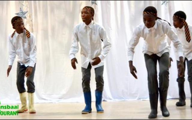 Die â€œGumboot Danceâ€ tydens die Cultivaria-aand, met Sinawo en sy Manne. 