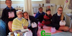 Die hoofleiers van Laerskool Gansbaai het die kuiertjie by HaS terdeÃ« geniet. Van links is Gavin Middleton (hoofseun), Anna Hill (93), Monique Hugo (hoofdogter), Christof Dahl (onderhoofseun), Linda Malan (63) en Mia van Eeden (onderhoofdogter).