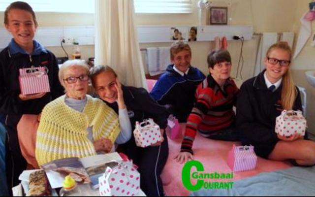 Die hoofleiers van Laerskool Gansbaai het die kuiertjie by HaS terdeÃ« geniet. Van links is Gavin Middleton (hoofseun), Anna Hill (93), Monique Hugo (hoofdogter), Christof Dahl (onderhoofseun), Linda Malan (63) en Mia van Eeden (onderhoofdogter).