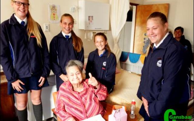 Hierdie lekkernye gaan sommer pure-lekkerte wees terwyl ek my prenteboek inkleur!â€ - wys Cornelia Wolfaard (90) so ewe met haar duim in die lug. Agter van links is Mia van Eeden, Monique Hugo, Anrie van Niekerk en Nadine Kriel.