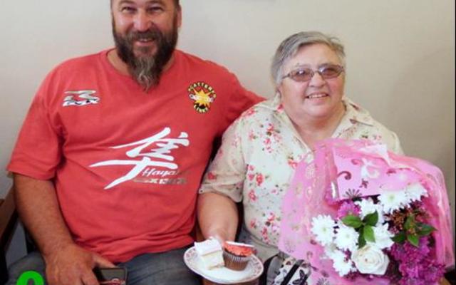 Pieter Maree, President van die motorfietsklub, Scattered Links Overberg Chapter en sy eggenote, Junita, het sy ma, Bettie Maree (69) van HaS uitgeneem om haar te gaan bederf. Sy het teruggekeer  met â€˜n yslike bos blomme van die kinders af en kon sommer dadelik inval by die res van die inwoners se bederf-party.