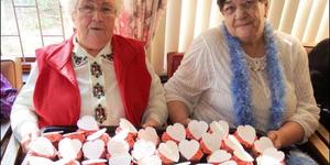 Hierdie twee inwoners kon nie wag dat Seaview Cravings se kolwyntjies uitgedeel word nie. Trynie Fick (91) en Annet Oto (78) regs.