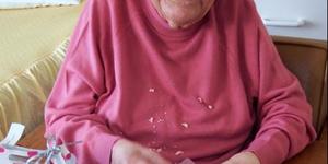 â€œAi, maar hierdie kolwyntjie smaak darem maar vir jou heerlik!â€ - Catharina Mathee (93).